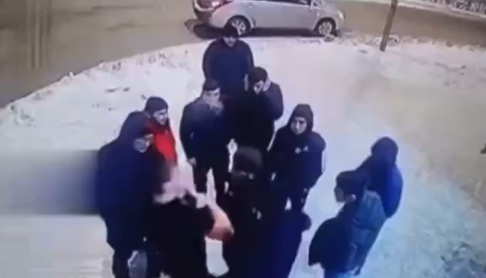 По снегам окончание. Сугроб родовые окончание. Стих проплясали по снегам снежные метели. Морфемный разбор слова снег. Зима какой род.