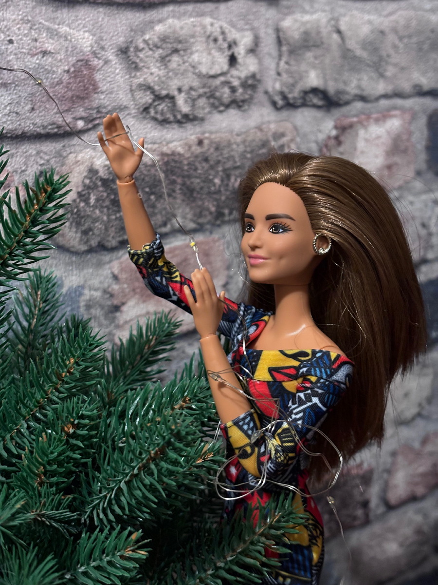 Агата, как самая высокая, наматывала гирлянду на макушку елки 