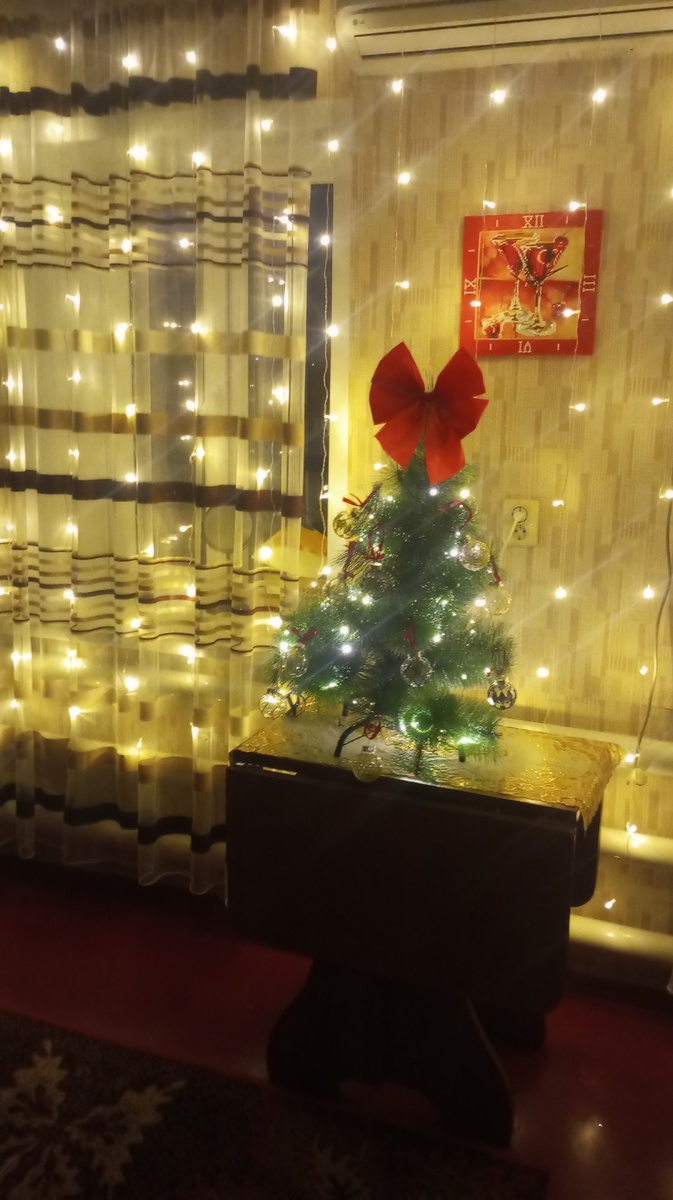 Поставила только макушку от ёлки 🤣.