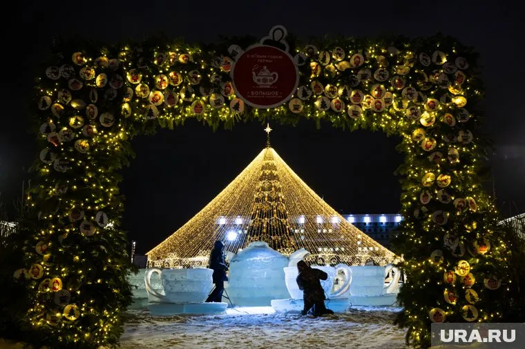 Главный ледовый городок на эспланаде посвящен «Большому Пермскому чаепитию»
Фото: Руслан Яроцкий © URA.RU