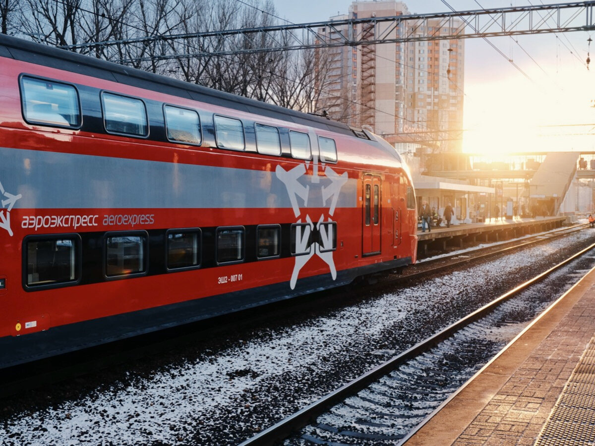 

Чтобы сесть на поезд в Домодедово, не нужно выходить из аэропорта: к перрону ведёт подземная пешеходная галерея. Там же в автомате можно купить билет. Цена — 500 рублей с человека. Поезда отправляются каждый полчаса. 45 минут — и вы на Павелецком вокзале.