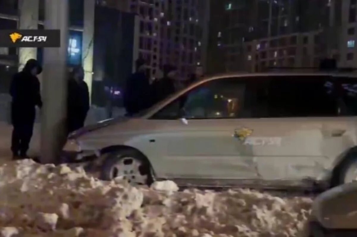    В Новосибирске водитель Honda Odyssey на скорости влетел в столб