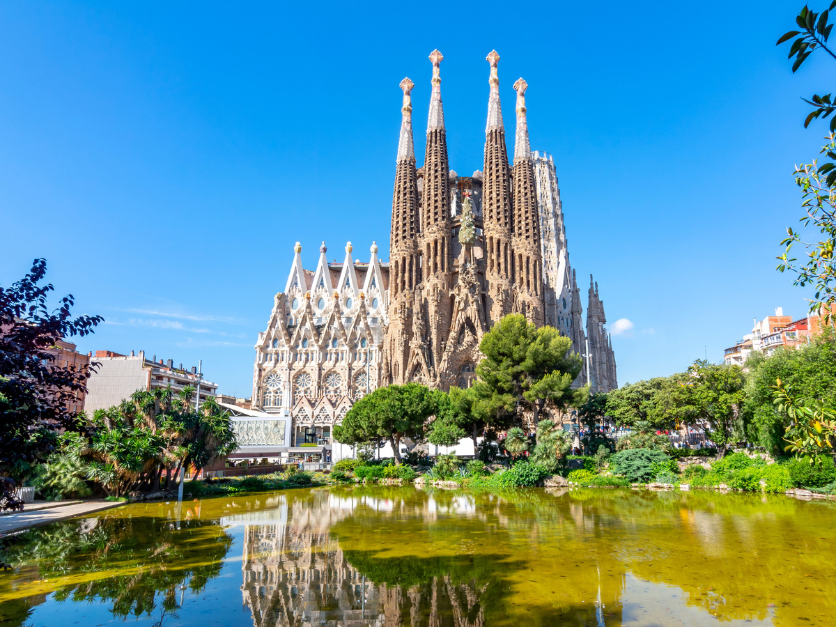 В проекте храма Саграда Фамилия Антонио Гауди стремился воплотить гармонию и религиозные идеи. Это прослеживается в каждом элементе здания. Архитектура храма сочетает в себе готический стиль и модерн, фасады украшены богатыми деталями. Фото: Mistervlad / Shutterstock