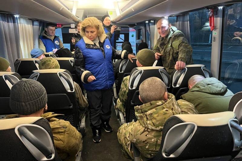    © Telegram-канал уполномоченного по правам человека в РФ Татьяны Москальковой /Омбудсмен была в числе встречавших на родной земле челябинца и других военнослужащих