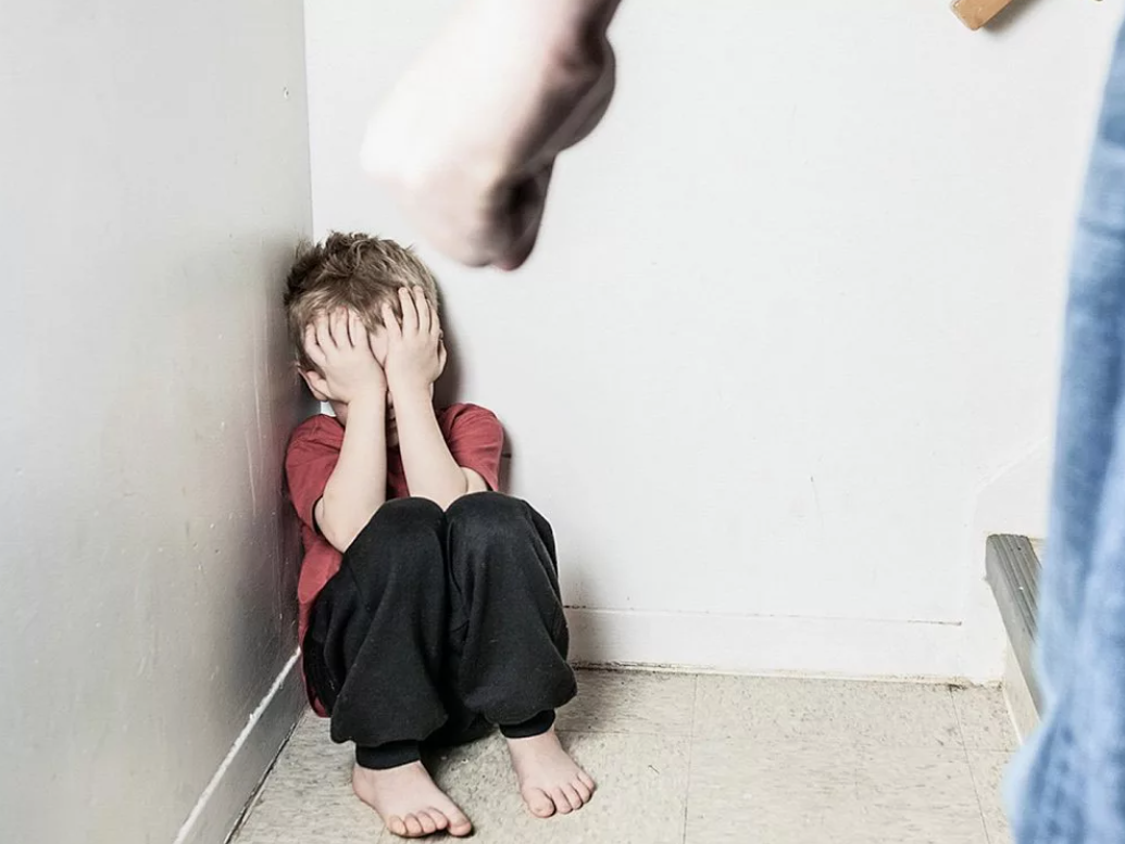 Люди которые бьют детей. Физическое насилие в семье. Наказание мальчика подростка. Физическое насилие над детьми. Люди которые бьют детей.