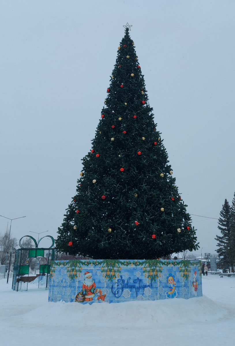 У нас сегодня пасмурно, идёт снег, но тепло. 