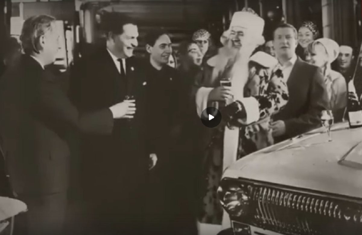    Глеб Никитин сам стал одним из героев оживших ретро-фотографий