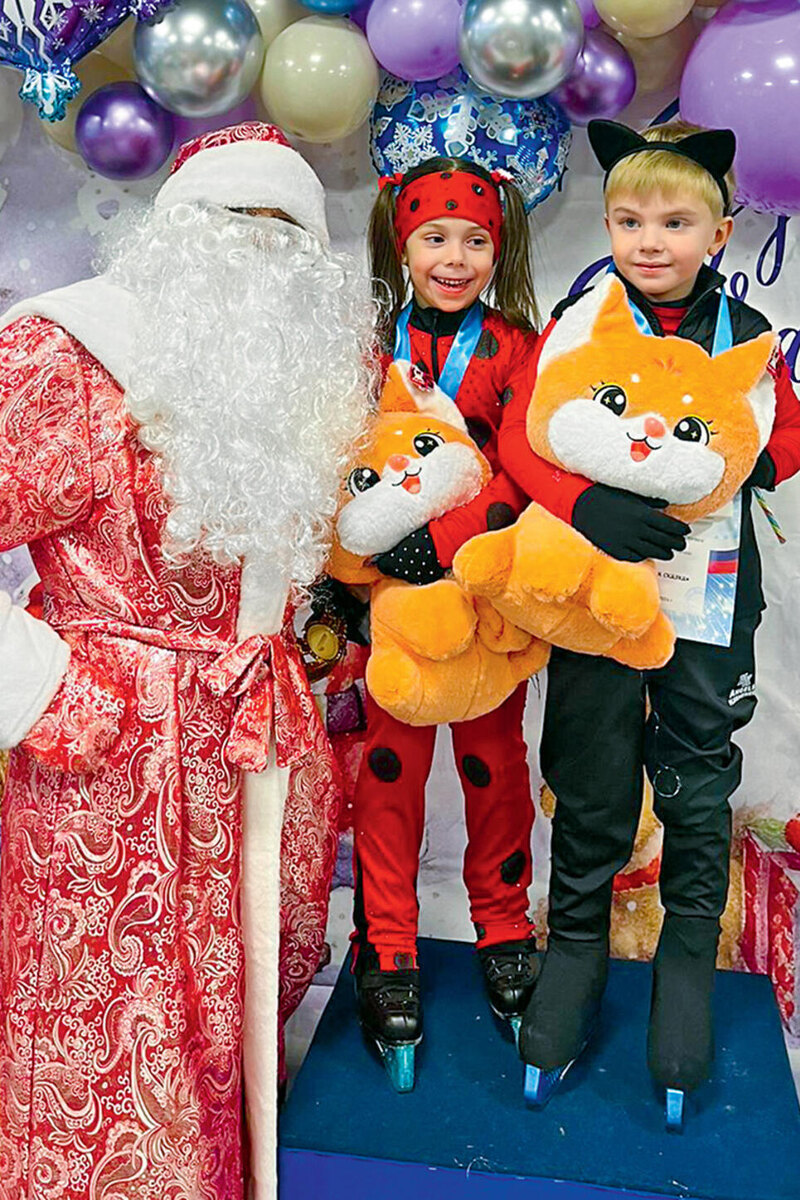    Участников турнира поздравил и Дед Мороз Соцсети Марии Мироновой