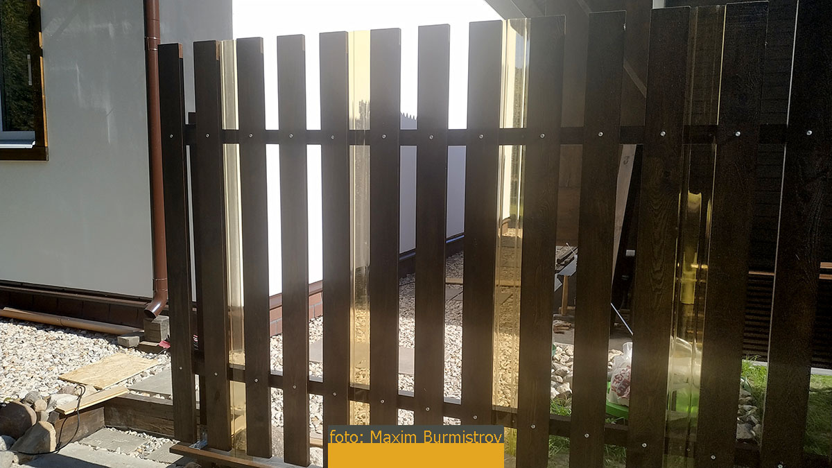 Прозрачный пластик идеально вписался в концепцию нового забора.
