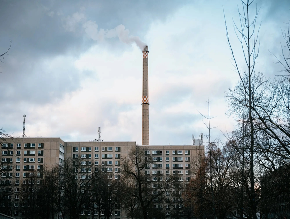 Жилой многоквартирный дом рядом с газовой электростанцией на Шарнхорштрассе в Берлине.Фотограф: Якобия Дам/Bloomberg