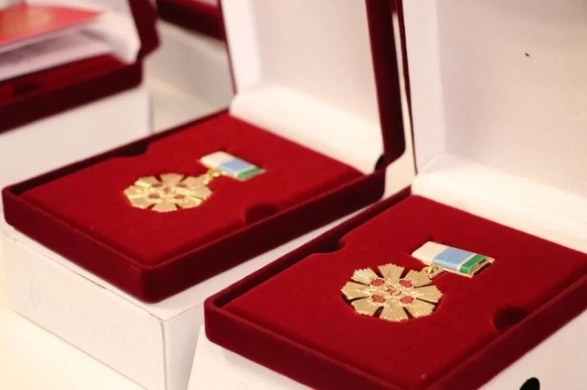    Пять тысяч свердловских семей наградили за год знаком «Совет да любовь»