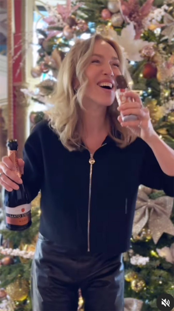 Альбтина Джанабаева с бутылкой дешевого игристого вина. Фото: соцсети Альбины Джанабаевой