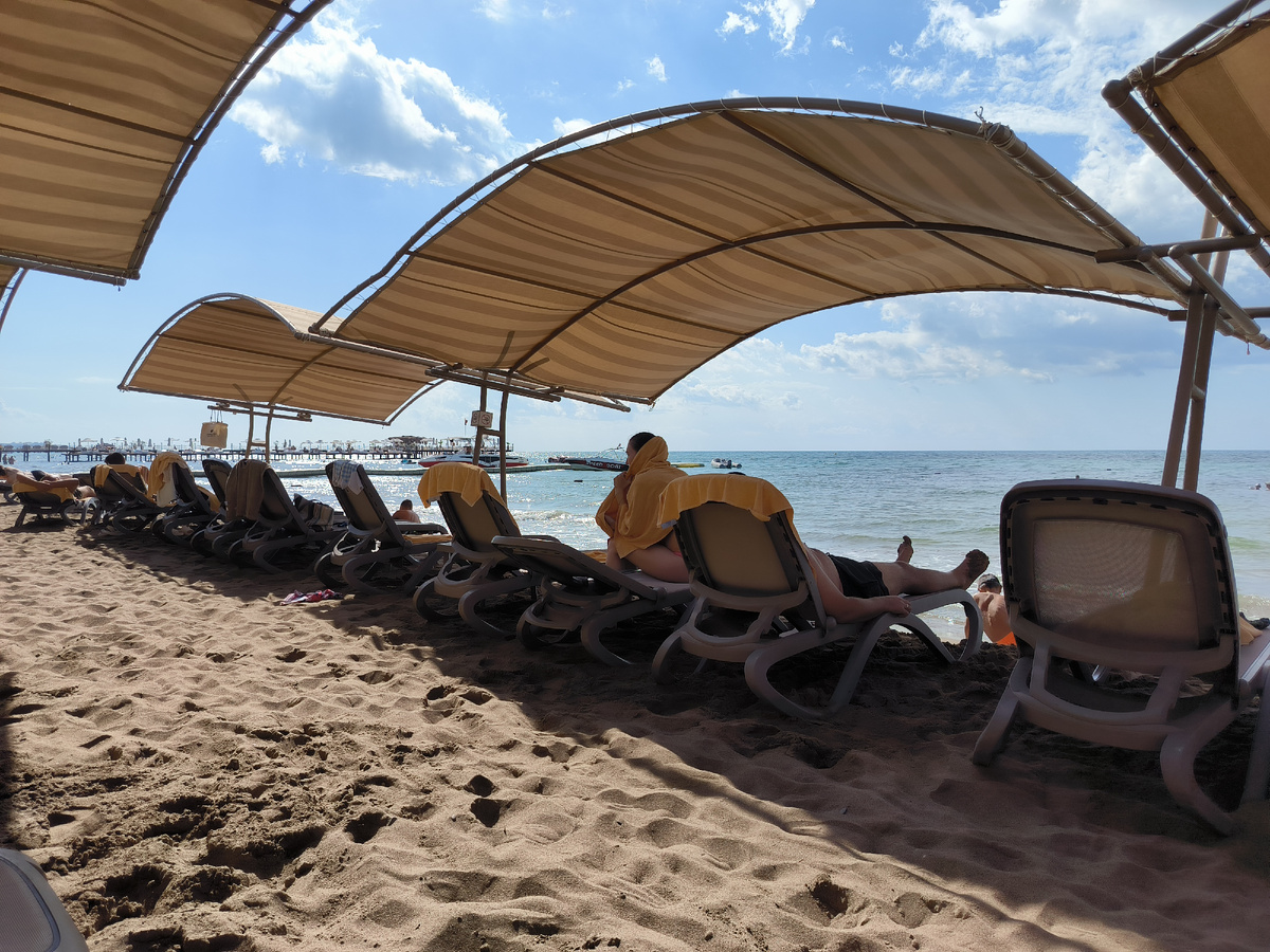 Пляж в новом отеле, после замены.