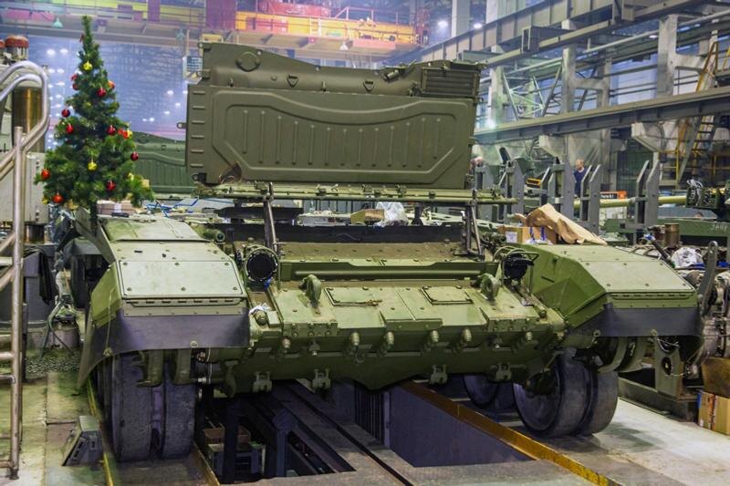    © Пресс-служба «Уралвагонзавода» / Заводчане украсили машины каждой партии: на Т-90М «Прорыв» прикрепили российский флаг, на Т-72Б3 — новогоднюю елку