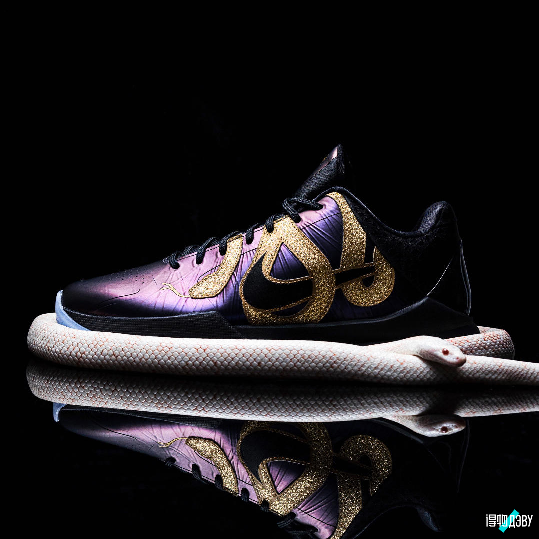 ДЭВУ журнал |  🐍Год змеи: Золотая удавка обвивает Swoosh 