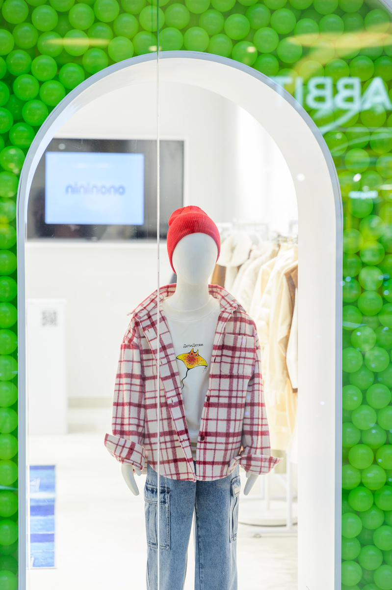 Свитшот из капсульной коллекции "Дети детям" с принтом "скат". Рисунок был создан Софией, 10 лет - победительницей конкурса рисунка "В мире воздушных змеев с nininono"