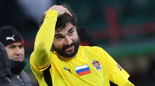    Защитник «Химок» Георгий Джикия.Александр Федоров