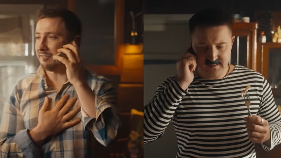    Друг спасает героя Виталия Карпанова из хаты, где его заперла жена. Фото: стоп-кадр | видео группа «Дрозды».