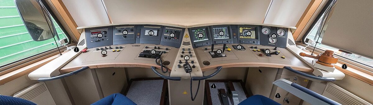 Пульт машиниста электровоза 2ЭС6