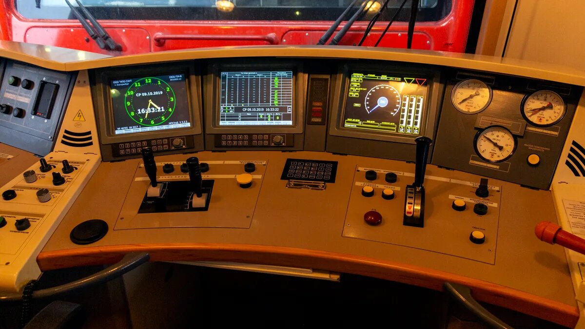 Центральный дисплей — сердце пульта