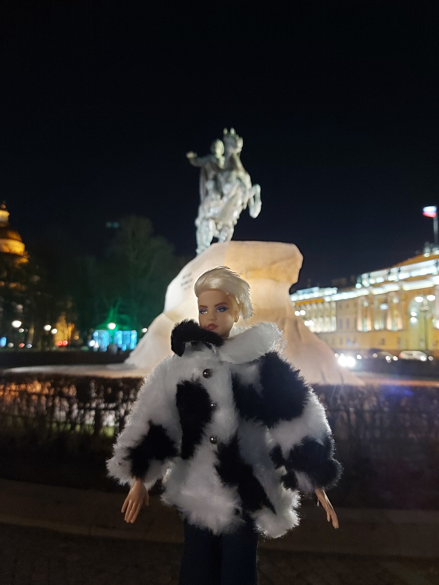 Андра на фоне памятника Петру