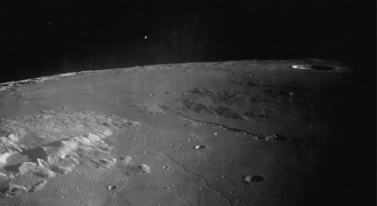 Древние постройки на Луне замок прозрачный заретуширован и сферы.