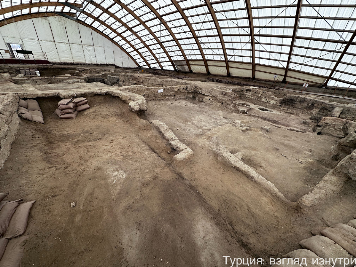 Археологи защищают здания эпохи неолита от эрозии и выветривания при помощи мешков с песком, аккуратно выложив их вдоль стен и склонов.