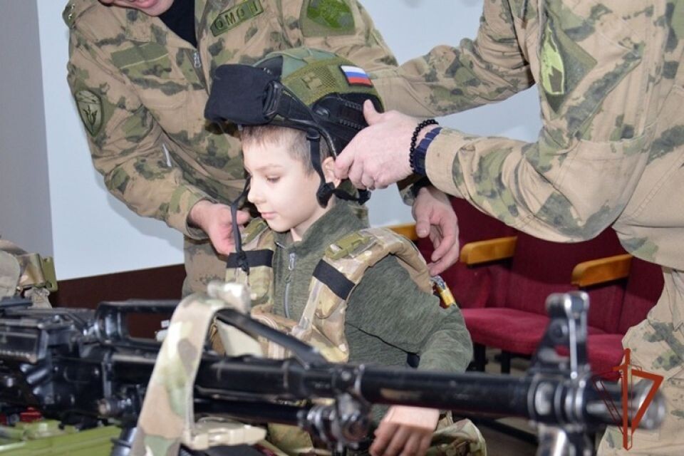    Сотрудники ОМОН исполнили новогоднее желание юного барнаульца . Источник: 22.rosguard.gov.ru