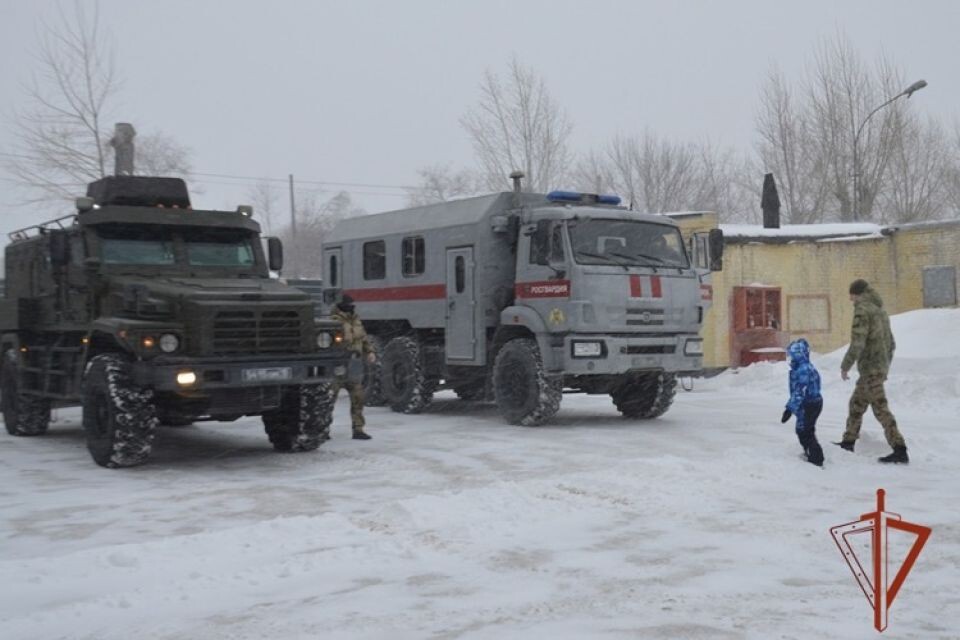    Сотрудники ОМОН исполнили новогоднее желание юного барнаульца . Источник: 22.rosguard.gov.ru