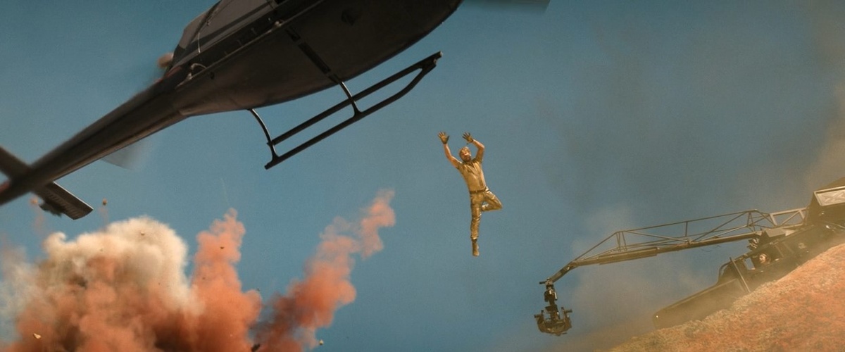 Несмотря на то, что в профессии каскадёра Гослинг не новичок, его трюки дублировали 8 человек.