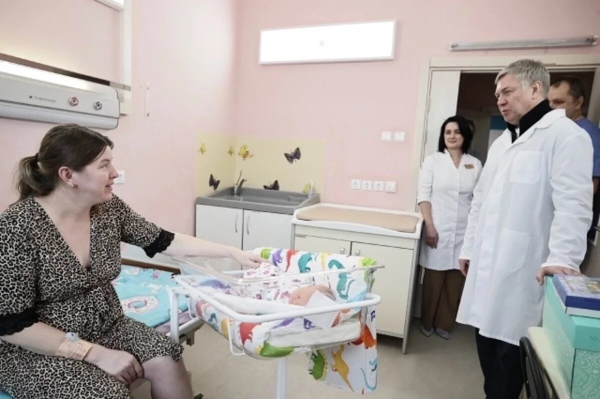    Алексей Русских поздравил с Новым годом молодых мам в перинатальном центре