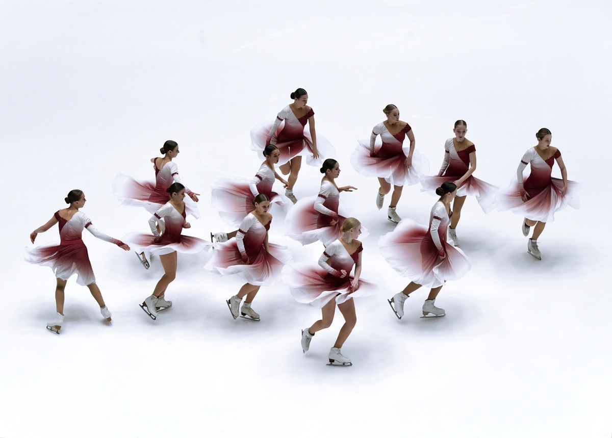    Участницы команды «Лексема сеньоры» (Саранск) выступают с произвольной программой на III этапе Кубка России и всероссийских соревнованиях по синхронному катанию «Кубок МАВИС» в Санкт-Петербурге / РИА Новости / Алексей Даничев