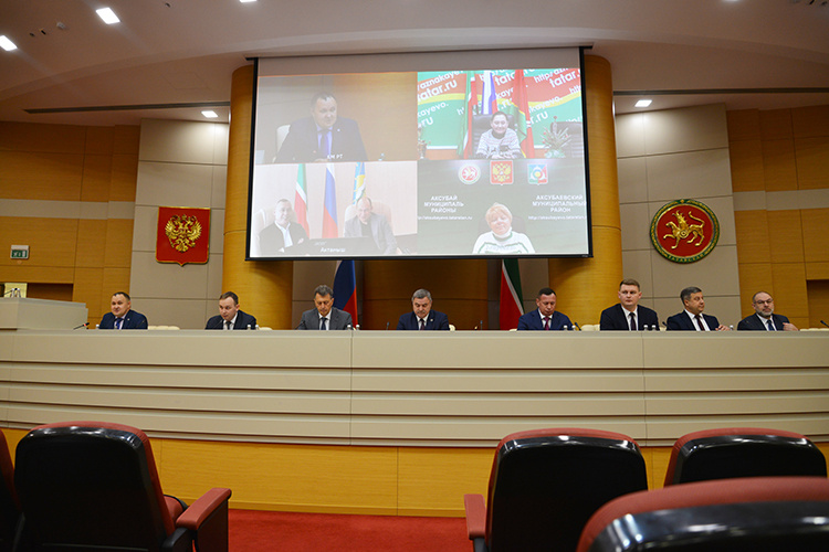    «Опыт был удачный. Примеры такие в республике появились», — сказал глава миндортранса РТ Фарит Ханифов на последнем брифинге кабмина РТ о платных Вознесенском тракте и трассе до Альметьевска.   
Фото: mindortrans.tatarstan.ru