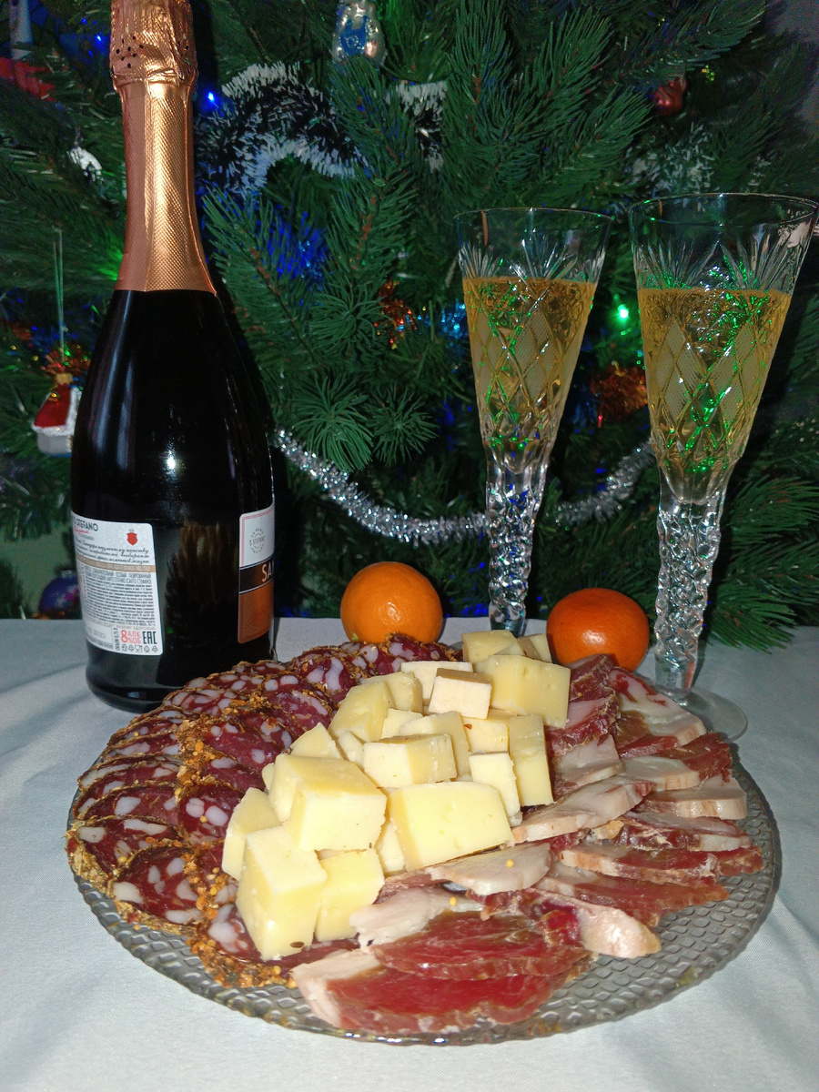 Домашняя сыровяленная колбаса, домашний сыр и домашняя вяленая ветчина к новогоднему столу.