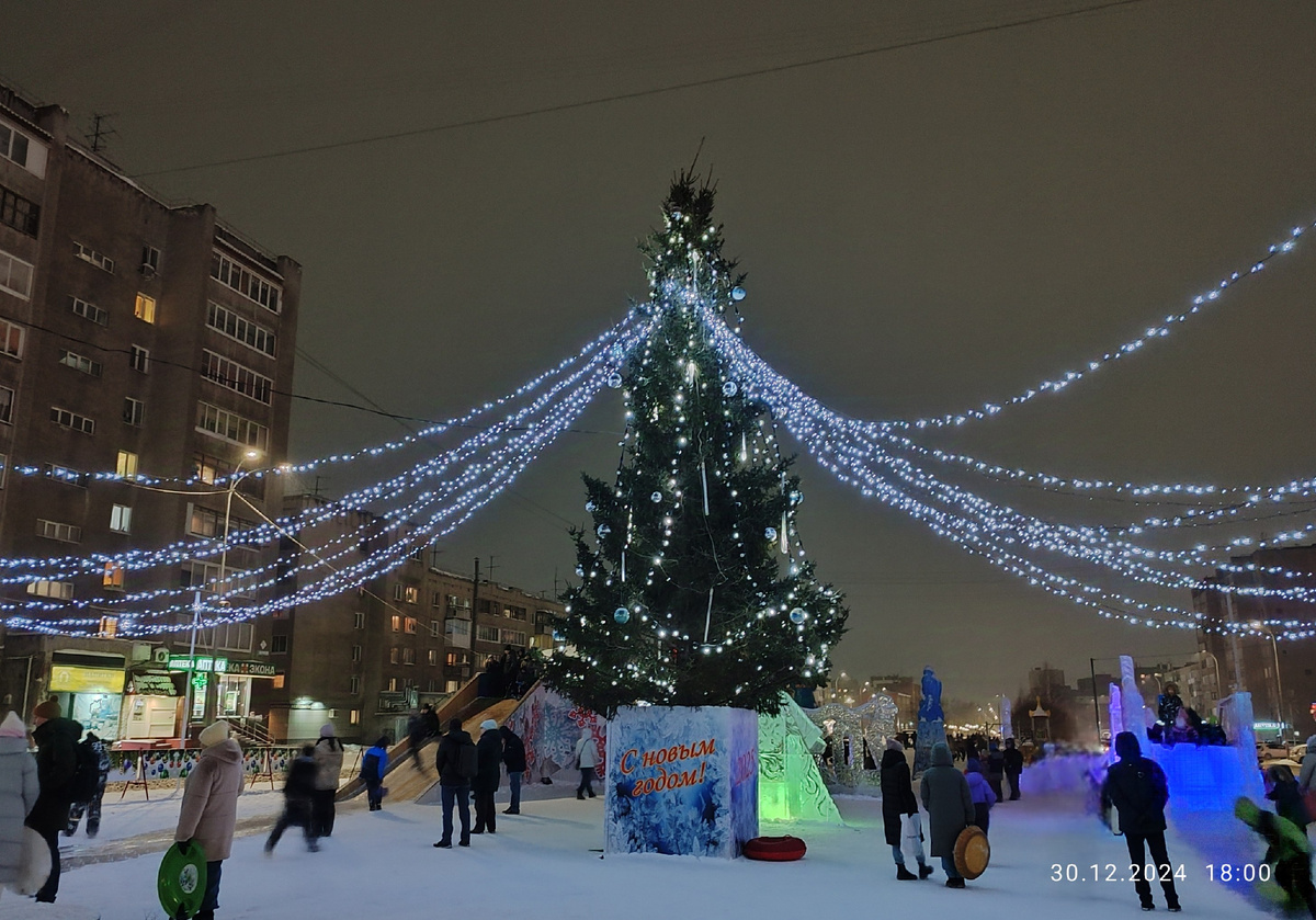Ёлка и горки у нас в районе
