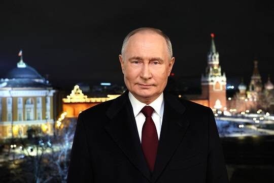    Путин поздравил россиян с Новым годом и выразил уверенность в будущем страны