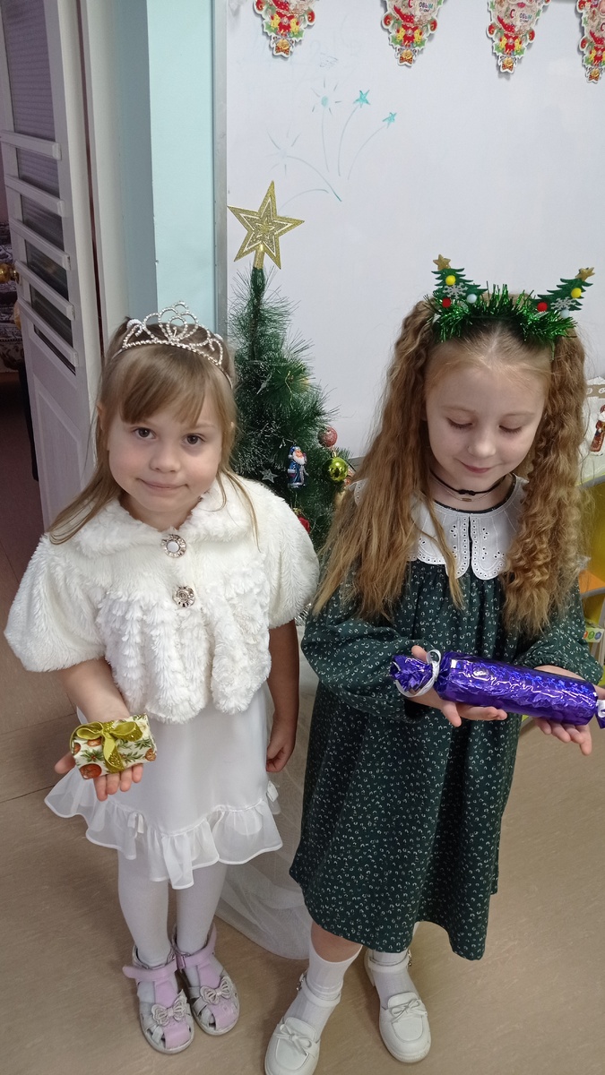 Ангелина с подружкой. 