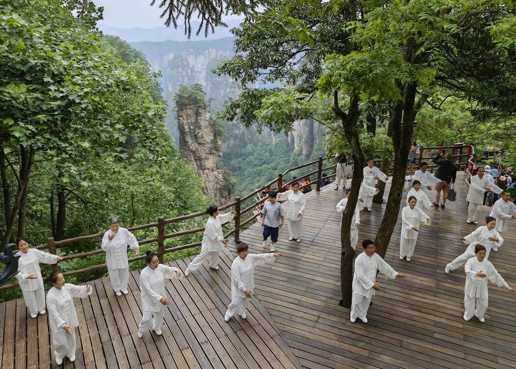 Практика Тайцзицюань в парке Чжанцзяцзе в Китае.