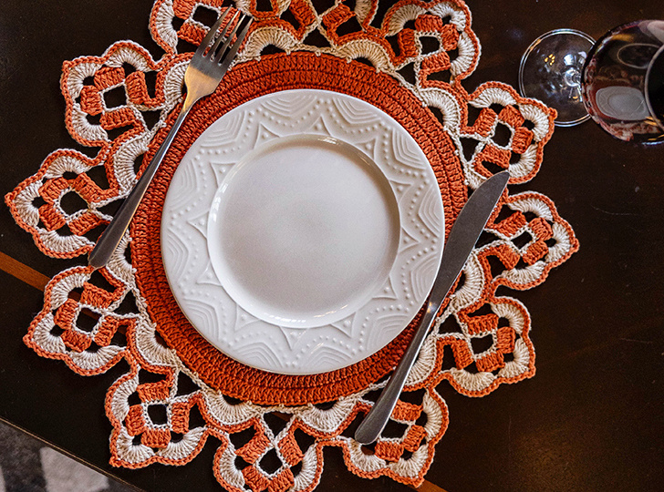Чтобы застолье было веселей, вяжем нарядные салфеточки для гостей. Схемы крючком