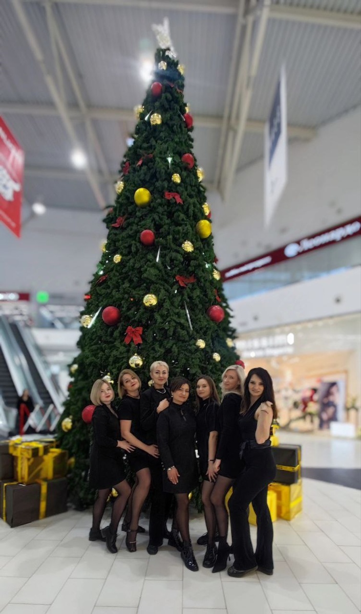 Меня окружают прекрасные люди, С коллегами по работе. Сотрудники магазина Кристалл - люблю вас всех. 