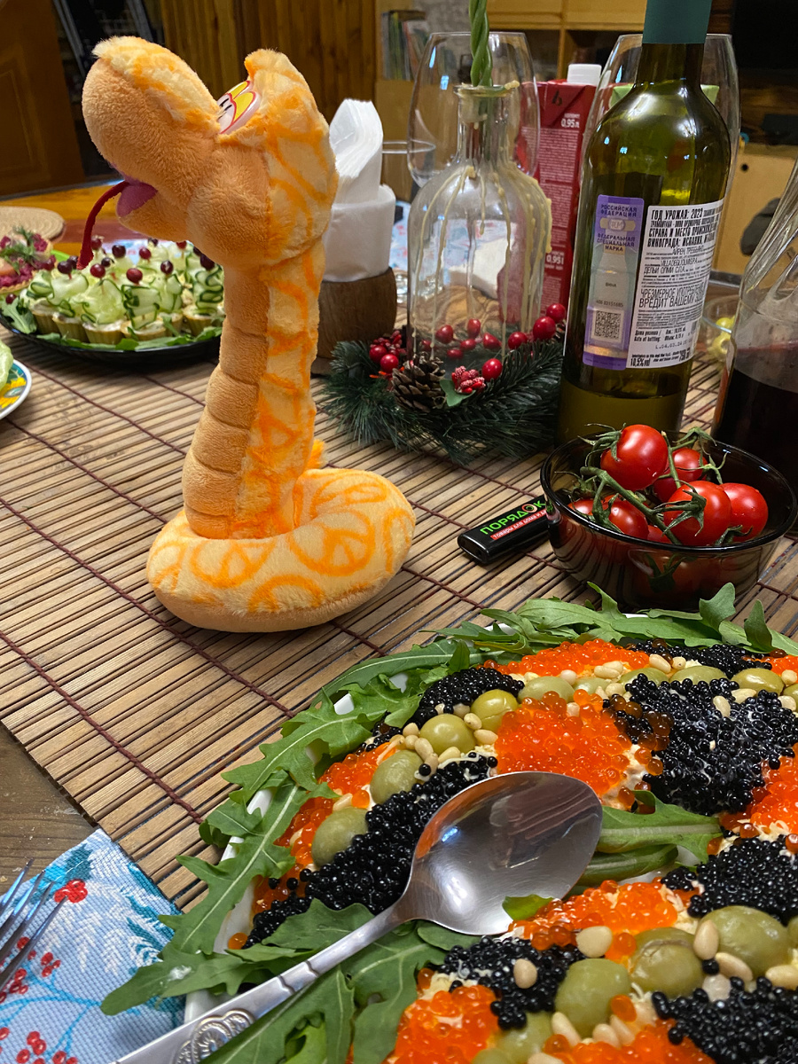 Символ года плюшевый, которому исполнилось 12 лет. В смысле мы эту змеюку 12 лет назад так же к Новому году купили