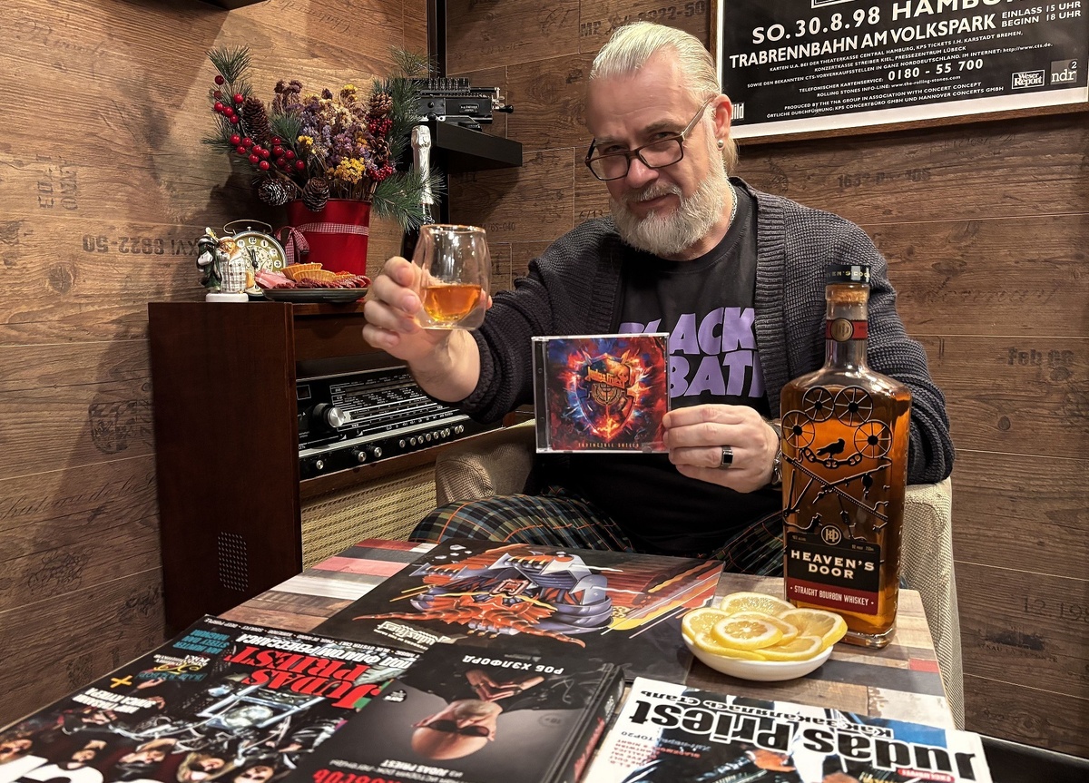 Rockdigger c СD-версией альбома Judas Priest - Invincible Shield (март 2024) выражает свое почтение всем своим читателям глотком прекрасного бурбонного виски (straight burbon whiskey) от совместной винокурни известного самогонщика Марка Бушалы с более чем известным на весь мир исполнителем Бобом Диланом (Bob Dylan) а теперь, знаменитой серии виски Heaven's Door, от названия культового дилановского рок-боевика "Knockin’ on Heaven’s Door". Почитатели творчества Judas Priest обнаружат здесь самую прямую связь, ведь именно само это диковинное название Judas Priest, было извлечено из гундосой песенки Боба Дилана 1967-го года «The Ballad of Frankie Lee and Judas Priest» ... но это другая история, А так, всё к месту, и-да, ЭТО НЕ РЕКЛАМА ВИСКИ! НЕ РЕКЛАМА ПОТРЕБЛЕНИЯ АЛКГОЛЯ! (см. фото передвигая курсор вправо) СТОГО 21+!