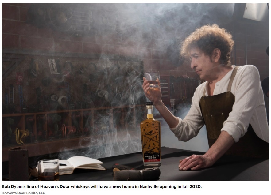 Боб Дилан оценивает качество продукта своей винокурни в Нэшвилле, шт. Теннеси, США.