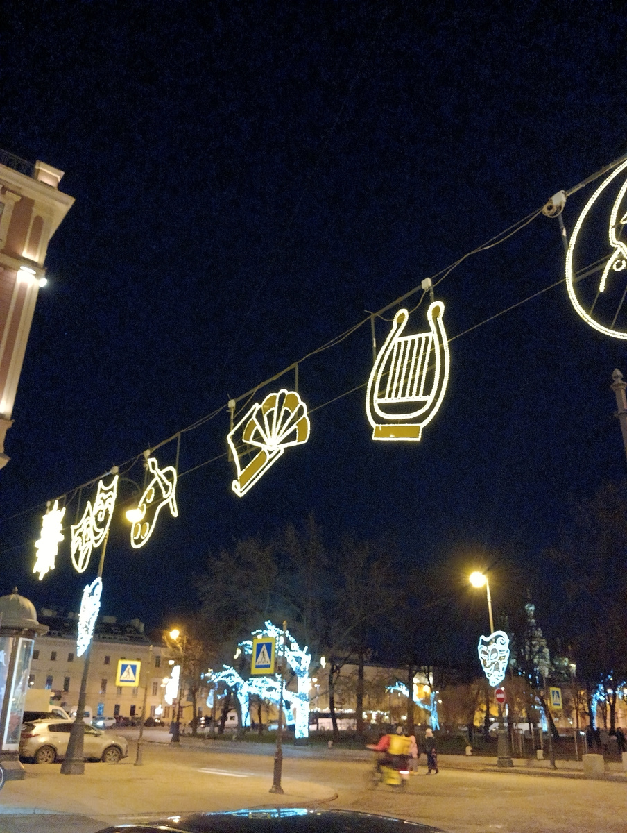 Возле площади Искусств. 