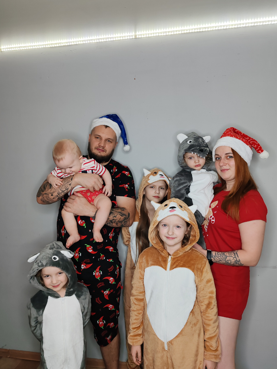 Дорогие наши подписчики и просто зрители нашего канала. Наша большая дружная неидеальная семья из Сибири поздравляет вас с наступающим новым годом.!!!  Пускай все негативные эмоции останутся в уходящем году. А новый 2025 год принесёт всем море положительных эмоций и значимых событий. Мы также желаем всем крепкого здоровья и благополучия.