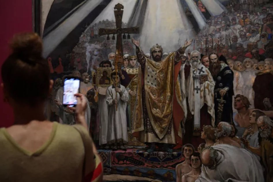 Фото: РИА Новости, Девушка у картины художника Виктора Васнецова "Крещение Руси"