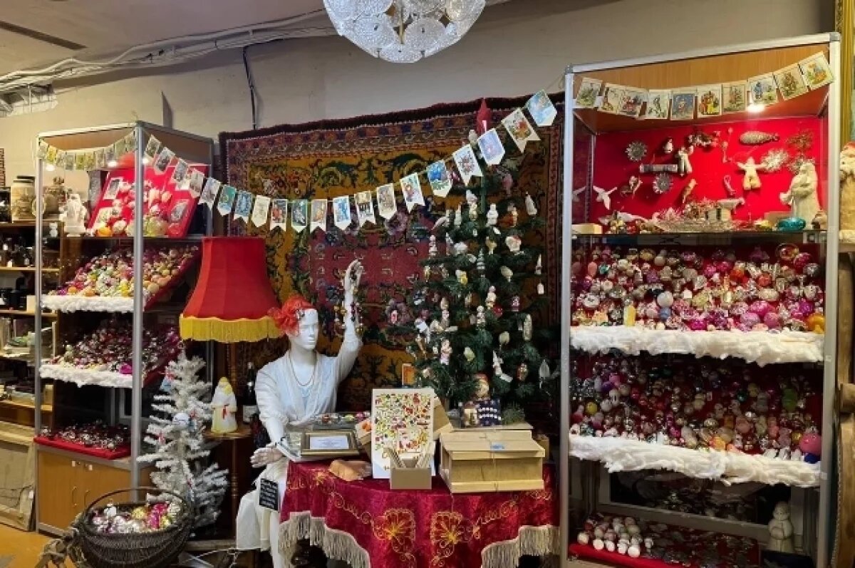    Вата и гусиное перо.