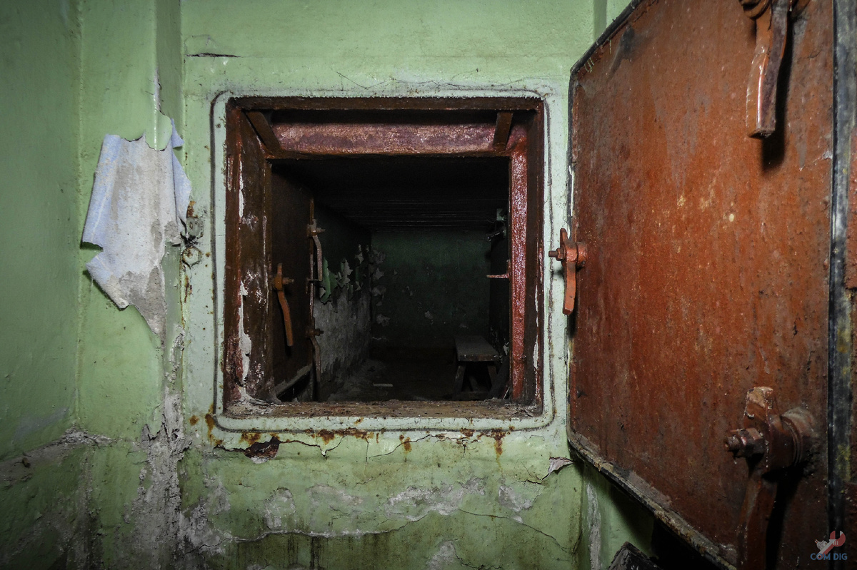 Аварийный выход из бункера 