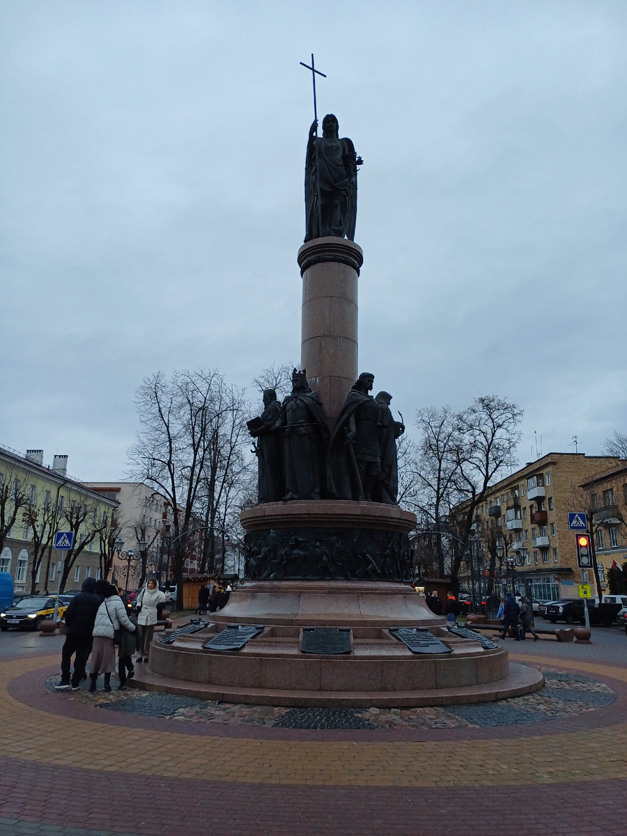 Ангел на памятнике к 990-летию Бреста.
