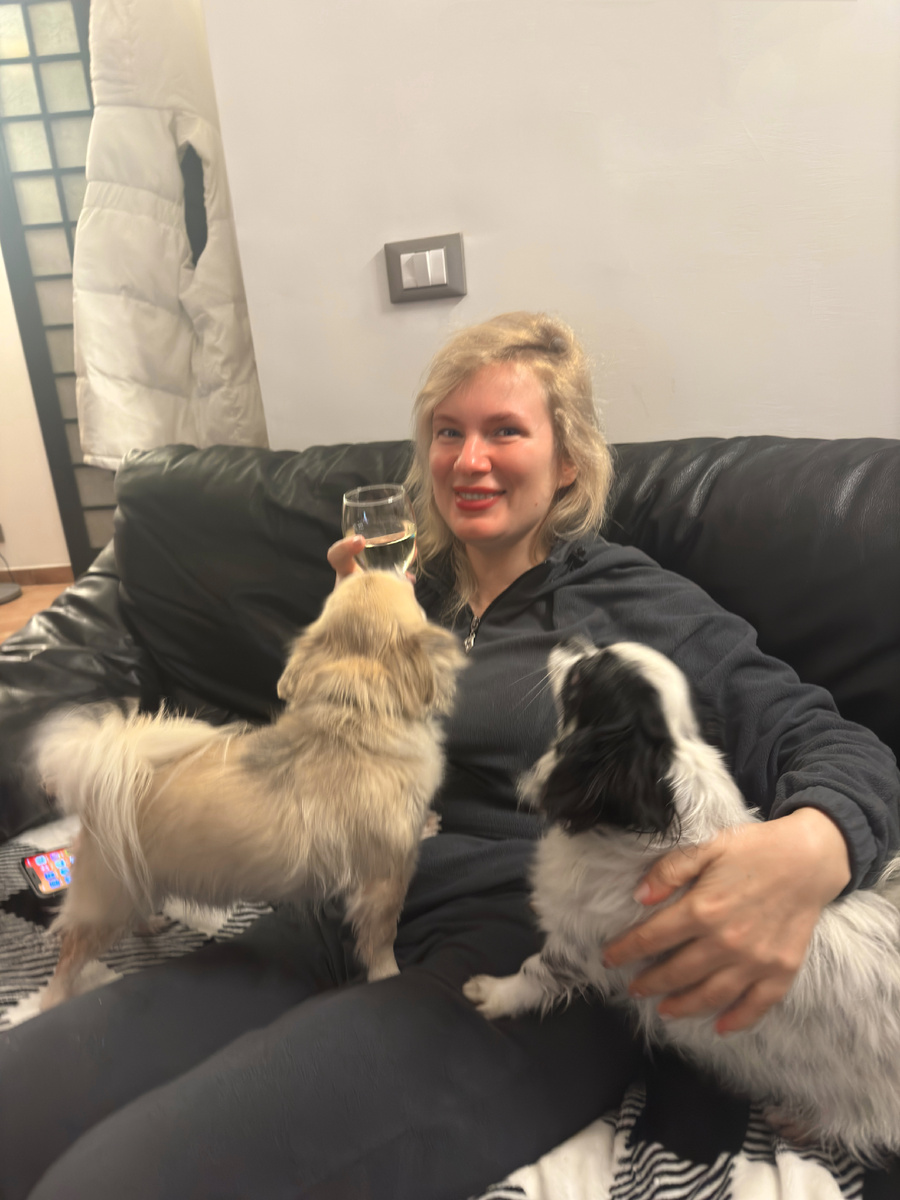 Лицо у мадамы в уже малиновое! 